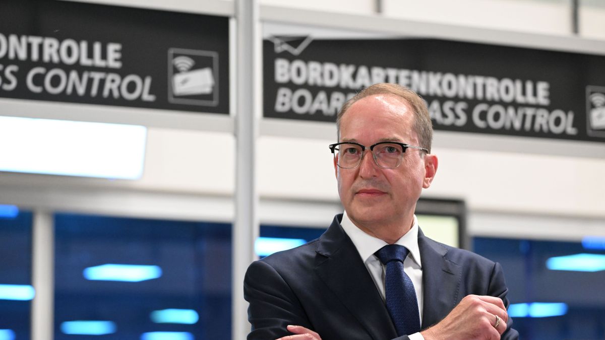 Innenminister Dobrindt verteidigt Geheimdienstreform gegen Kritik