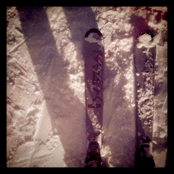 Schatten und Ski.