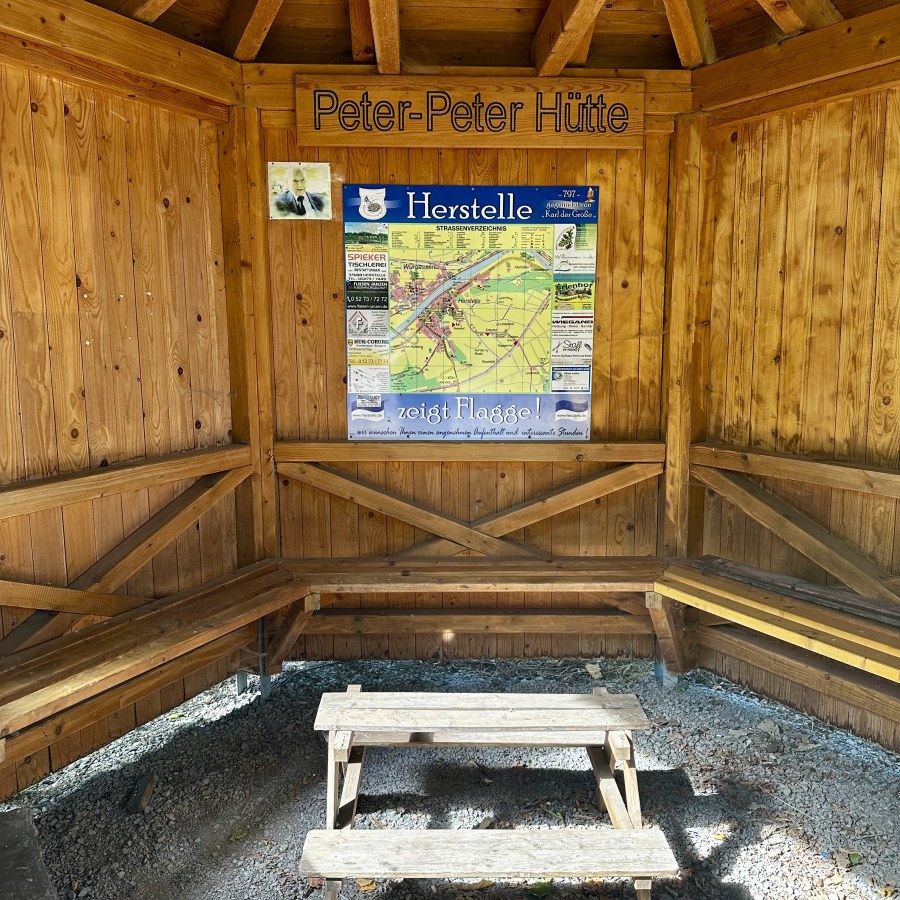 Bankpause II: Die Peter Peter Hütte am Dreiländereck Niedersachsen-Nordrhein-Westfalen-Niedersachsen an den hessischen Klippen.