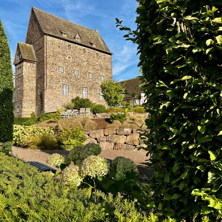 Burg I: Die Burg Beverungen, eine teilweise erhaltene Wasserburg laut Ecosia.