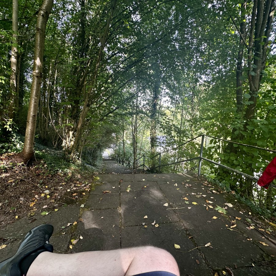 Bankpause I: Unterhalb der Burg Herstelle, im Schallkanal von mindestens drei Kirchen.