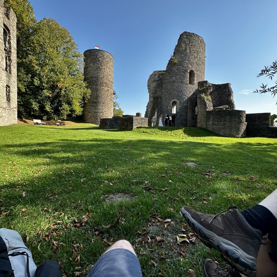 Bankpause III an der Krukenburg. Nicht auf dem Bild: Das Hochzeitsshooting mit überambitionierten Vater, der sicherheitshalber auch mal seine Kamera mitgenommen hat.