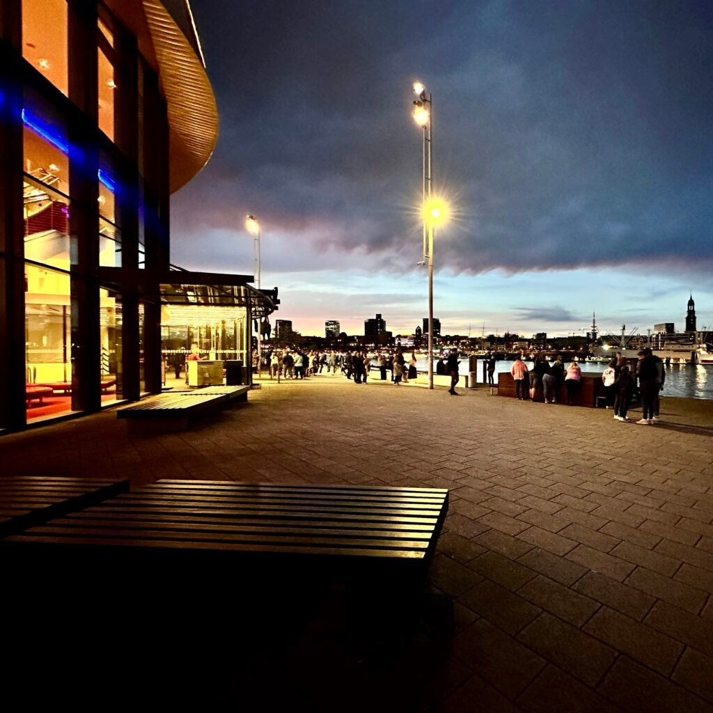 Mit @desireem2709 und dem Zauber des Sonnenuntergangs einen wunderbaren Tag ausklingen lassen 🌇✨ #hamburg #openbar