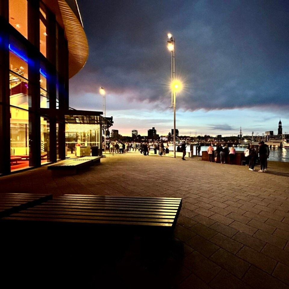 Mit @desireem2709 und dem Zauber des Sonnenuntergangs einen wunderbaren Tag ausklingen lassen 🌇✨ #hamburg #openbar