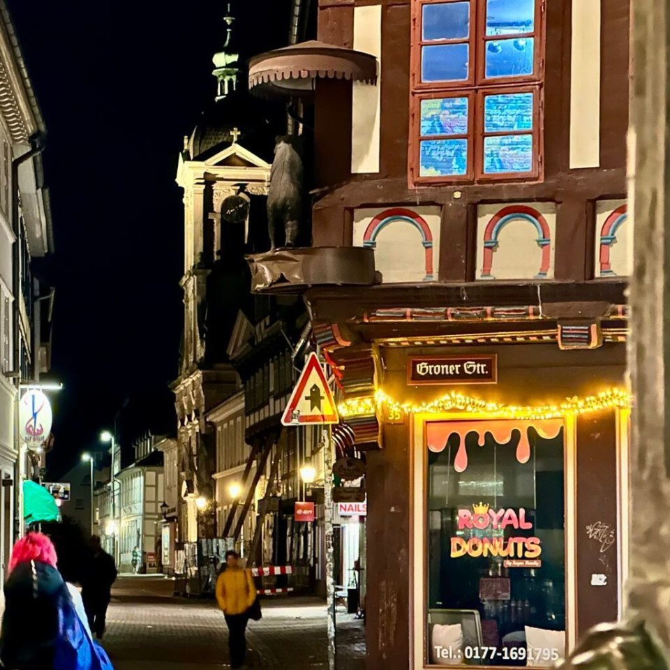 Update: Das Foto ist gestern auf dem Heimweg entstanden. Einer der beliebtesten Fotospots in #Göttingen, dann aber meist mit Fokus auf die Kurze Straße und St. Michael im Hintergrund – deshalb ist mir wahrscheinlich auch das Graffito hinter dem Fenster über dem Royal Donuts erst gestern aufgefallen.