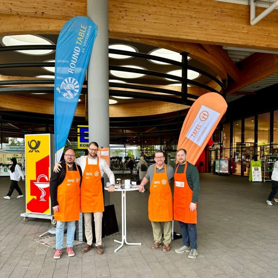 Wir haben heute mit dem @roundtable89 die @jungetafelgoettingen unterstützt und ich bin immer noch total glücklich über die Spendenbereitschaft 🙌 Unter dem Motto #kaufeinsmehr haben wir fast 40 Kisten mit Nudeln, Konserven, Hygieneartikel und anderen tollen Dingen gefüllt, die die Menschen unterstützen können, die auf die Tafel angewiesen sind. Danke 🤩!