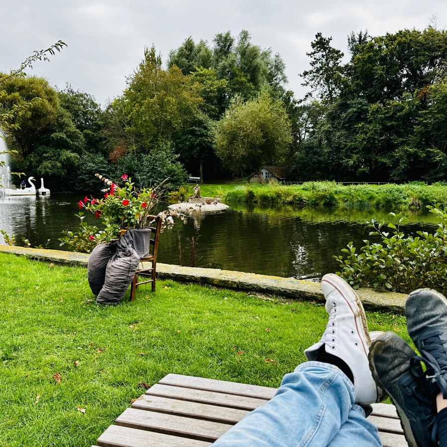 Entspannte Bankpause im Kurpark mit Blick auf den Teich und die umliegende Natur.