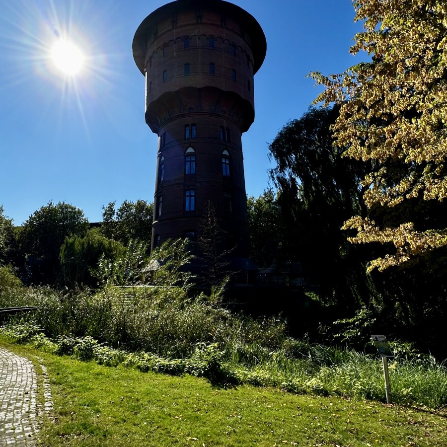 Ehemaliger Wasserturm in Cuxhaven, heute genutzt für Ferienwohnungen und ein Café.