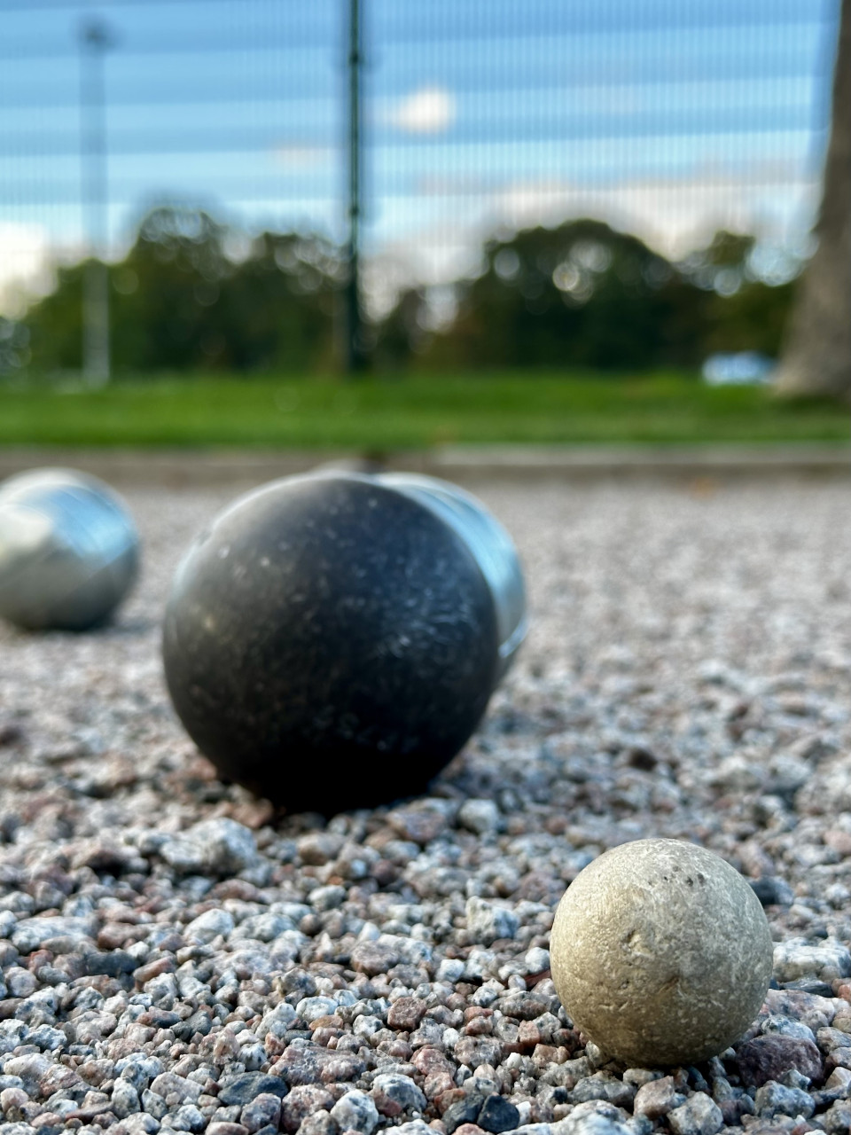 15 Grad, Sonne, die Jacke über der Bank.

Die Kugeln rollen, nebenan quietschen die Kinder auf dem Treckerspielplatz.

Ein Nachmittag, der gar nichts will und genau deshalb passt.