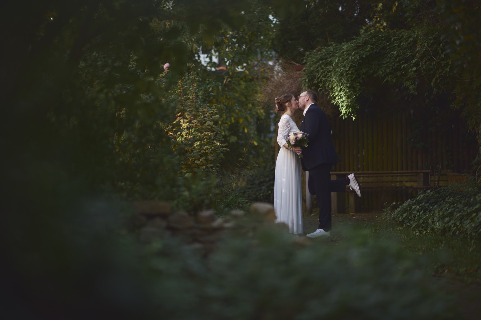 Jetzt ist es ein Jahr her. Und dieses Jahr war der Hochzeitstag tatsächlich ein richtiger Herbsttag: Es war ein bisschen frischer, ein bisschen windiger. Kein T-Shirt-Wetter mehr, aber dafür ein gemütlicher Nachmittag mit unseren Freunden und ein tolles Abendprogramm mit der richtigen Weinbegleitung.

Und nein: Das Wetter steht nicht als Metapher hier – dafür fehlen uns noch ein paar Jahre 😇