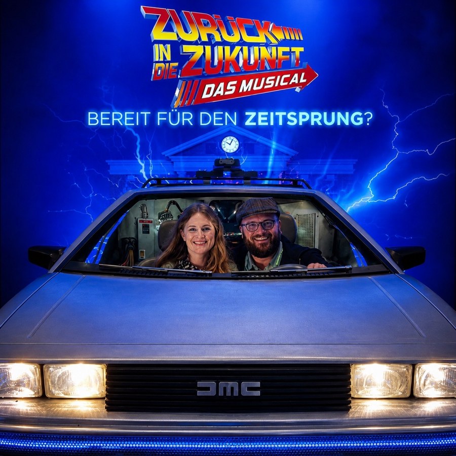 Desi und ich sitzen im DeLorean aus Zurück in die Zukunft vor einem blauen Hintergrund.