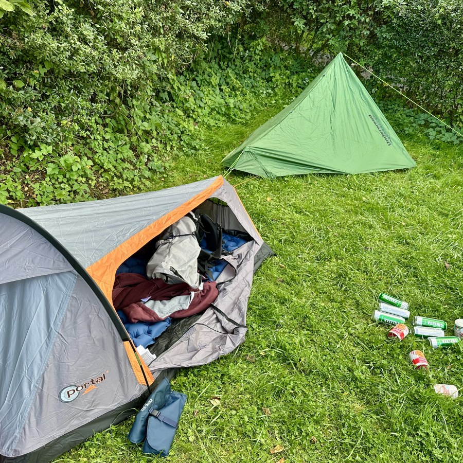 Am Campingplatz in Dransfeld angekommen und ein Plätzchen gefunden - zum Wohlfühlen. Nicht auf dem Bild: Der eine Stuhl. Für zwei Personen.