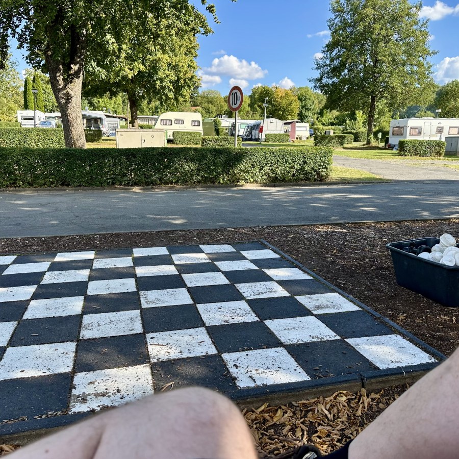 Bankpause am Zielort: Hier sind wir schon am Campingplatz in Dransfeld angekommen.