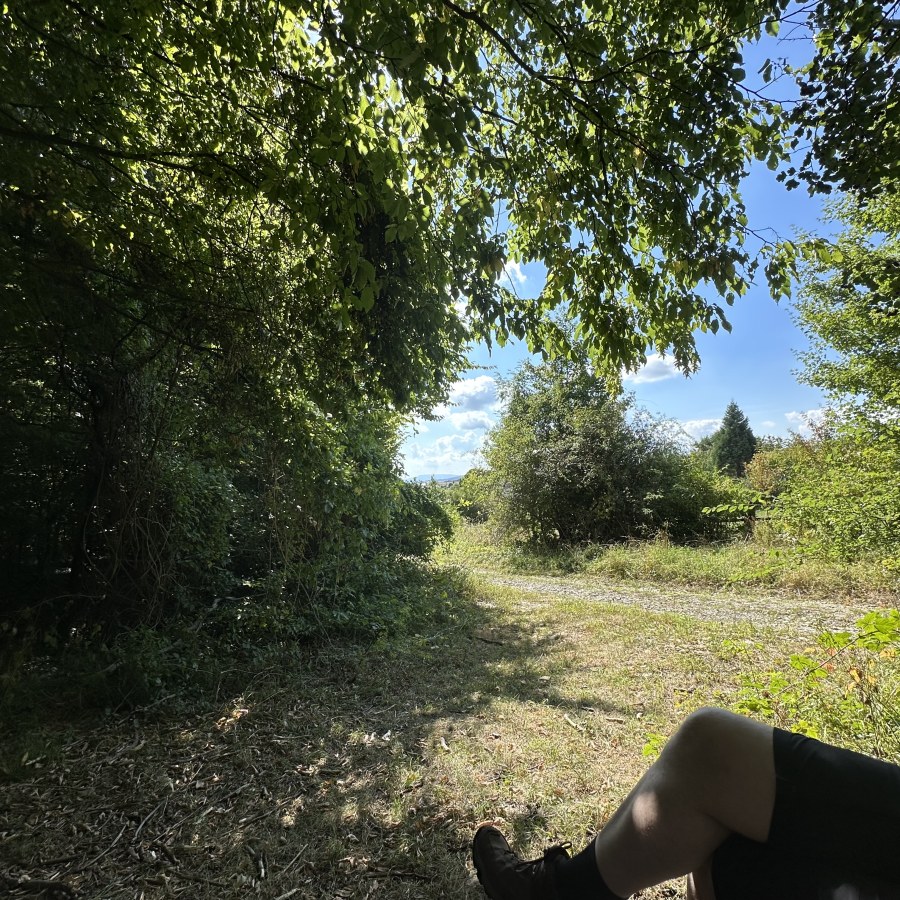 Bankpause bei Bördel. In den Ort selbst haben wir es nicht geschafft. Selbst den Sportpark haben wir verpasst. Die Bankdichte war leider im ersten Teil der Route nicht sonderlich hoch.