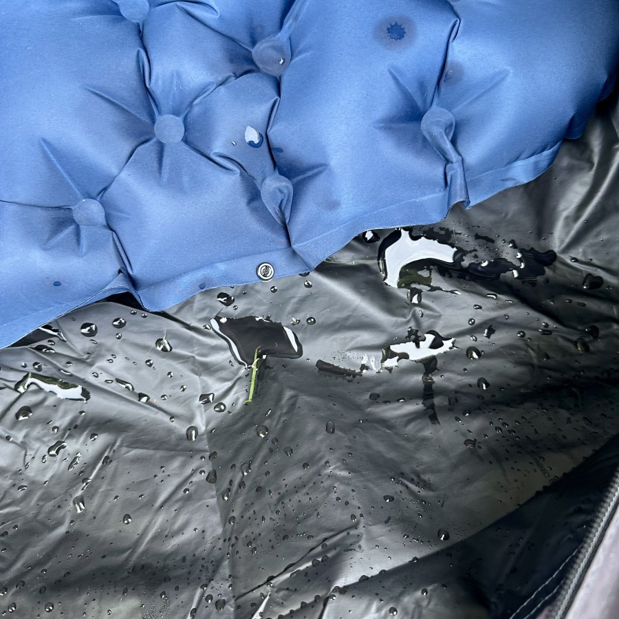 Zeltfeuchte am nächsten Morgen. Aber Ausrüstung hat gehalten, Schlafsack war zwar klamm, hat aber noch schön warm gehalten, trotz der kleinen Fützchen an meinen Füßen.