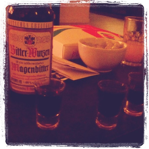 Gesundes Abendessen:  "Vom Bocksbühl bis ins Leinetal, hört man es viele tausend Mal: Trinkst du Groß-Schneer-Bitterwurzen, bleibst du gesund und kannst gut f...!"