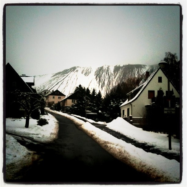 Sightseeing: Die größte Salzhalde Europas aus einer ähnlichen Perspektive wie damals das ZDF, das sich irgendwie schon gewundert hat, warum trotz der immensen Belastung bei den Anwohnern weder körperliche noch geistige Mutationen aufgetreten sind. Also offensichtliche. Reportage ist leider nicht mehr online.